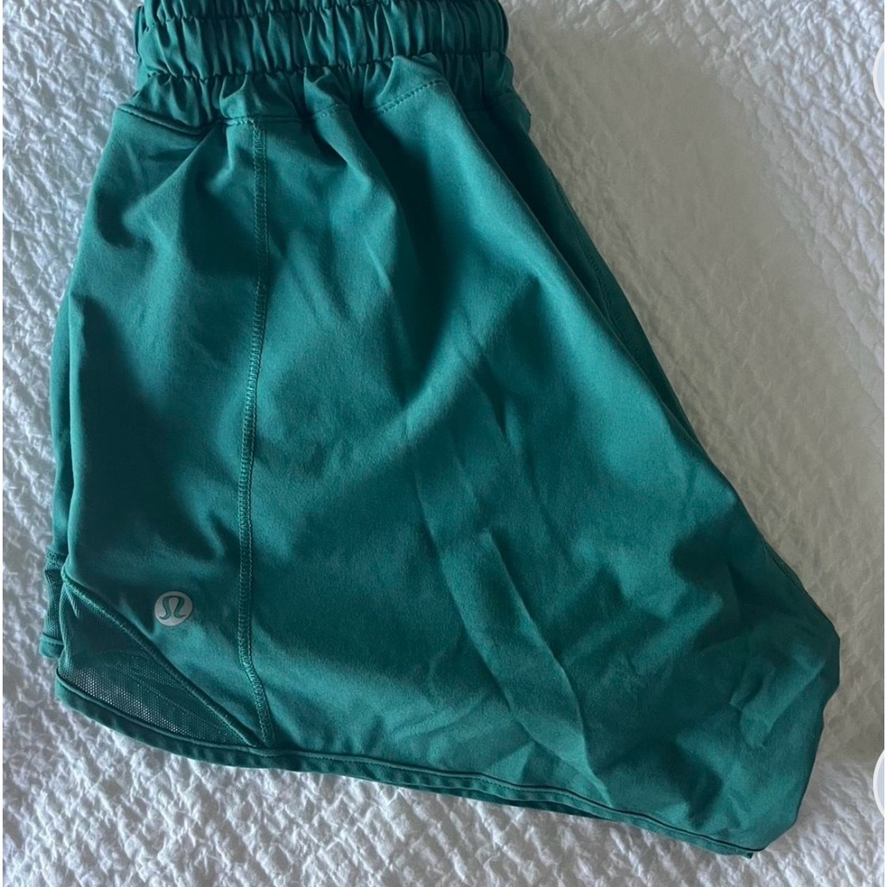 4” lululemon hotty hot shorts liner in cut out!!